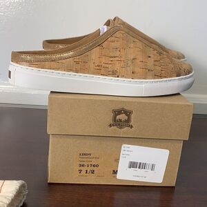 Trask Women’s lindy mule style leather sneaker size 7,5 new in box